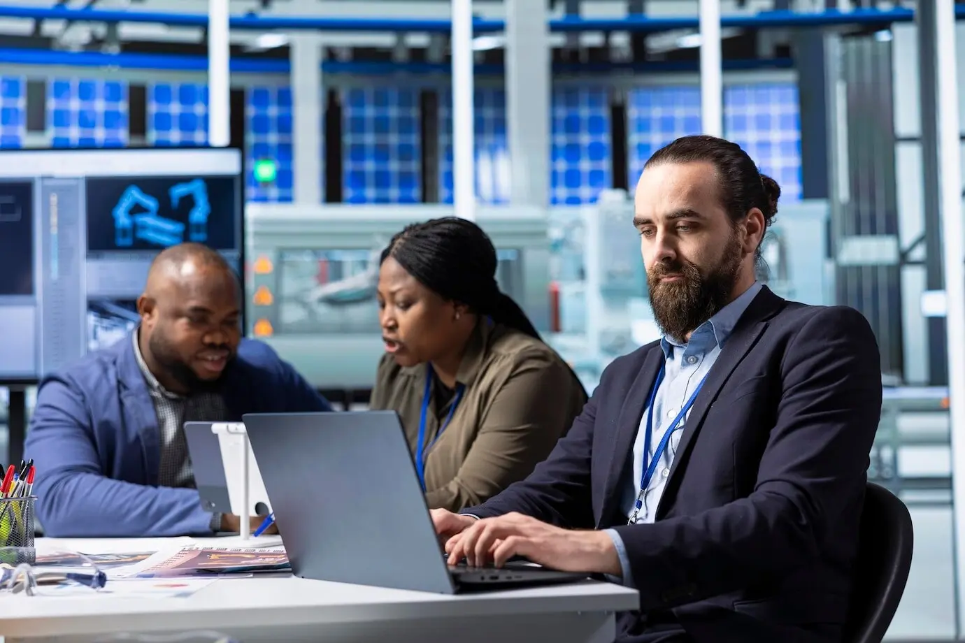 Эксперт производственного предприятия анализирует данные исследований и разработок в сфере производства.