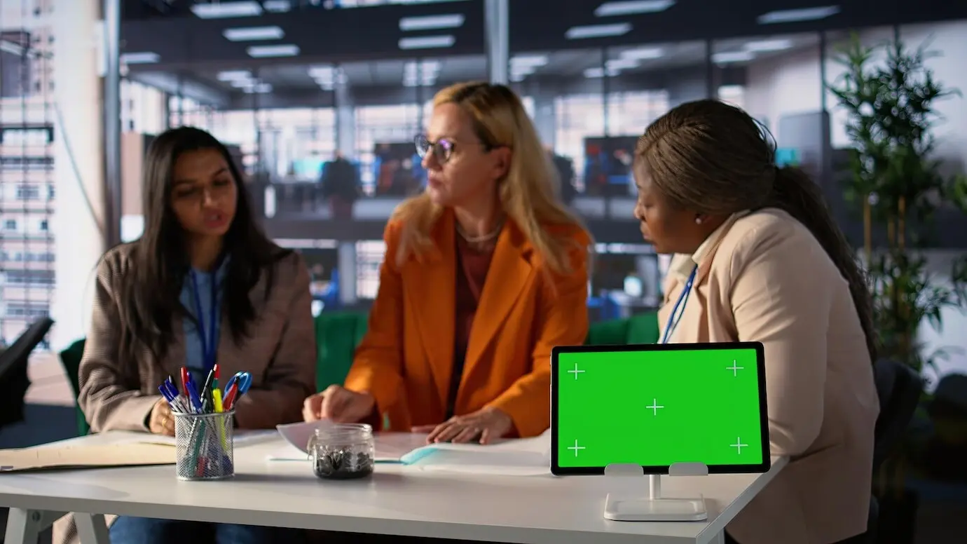 Группа деловых женщин делится идеями о новом проекте рядом со свободным местом для текста.