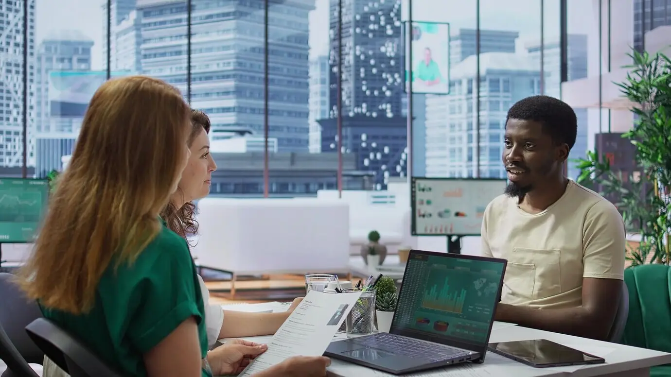 Профессиональная деловая женщина просматривает резюме соискателя во время собеседования.